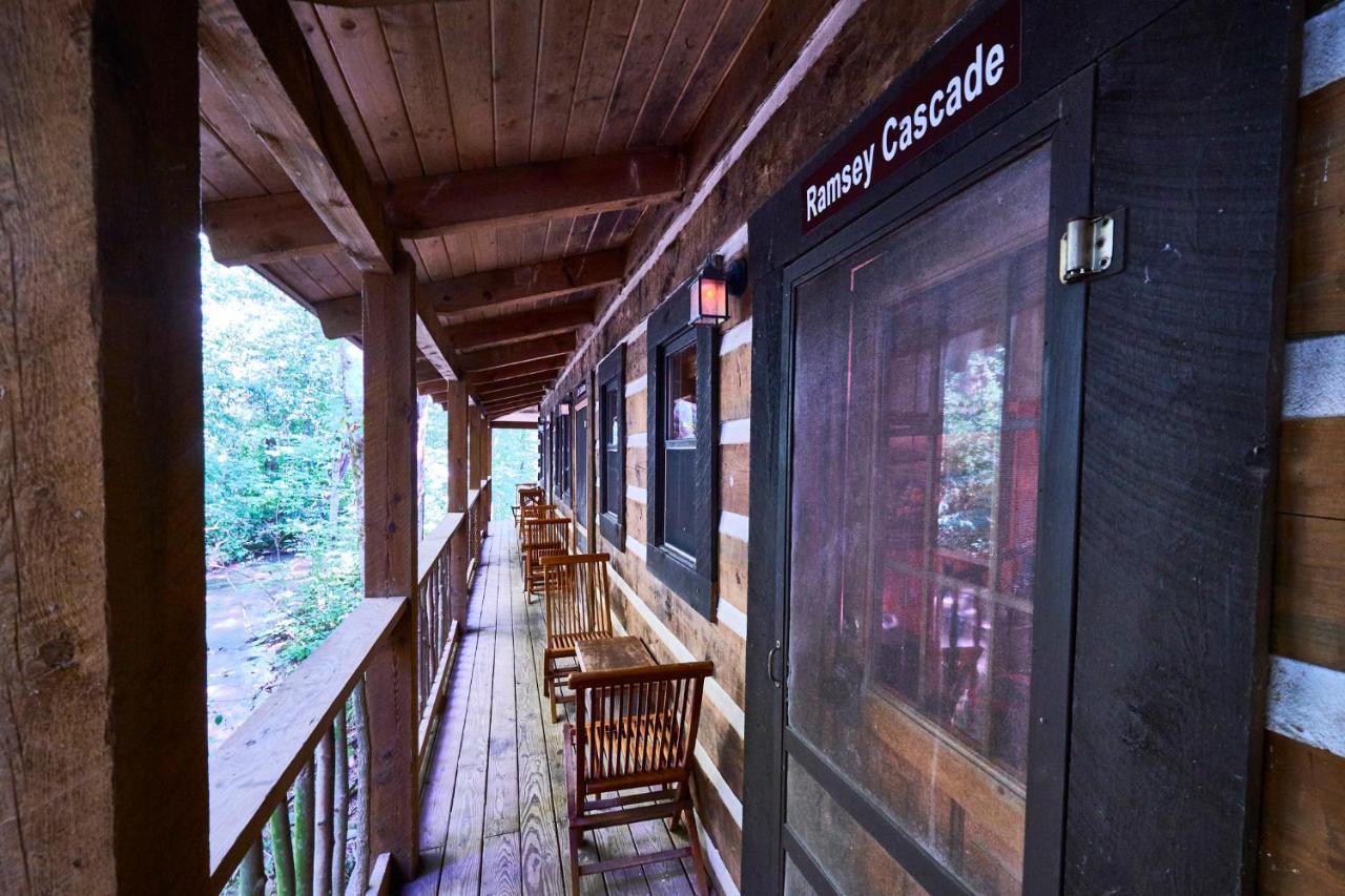 Creekwalk Inn Bed And Breakfast With Cabins Cosby エクステリア 写真
