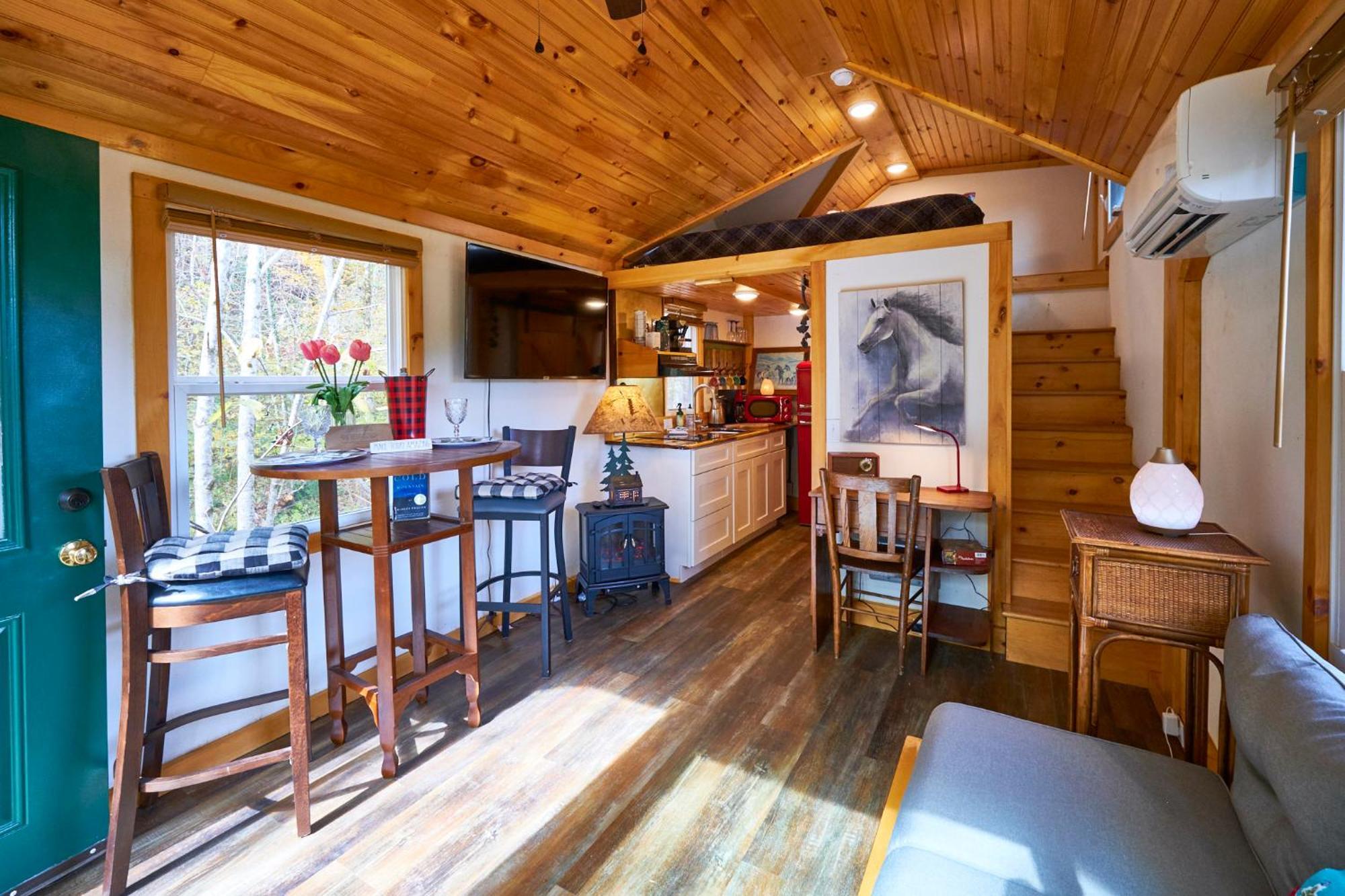 Creekwalk Inn Bed And Breakfast With Cabins Cosby エクステリア 写真